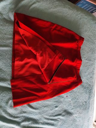 Falda corta roja