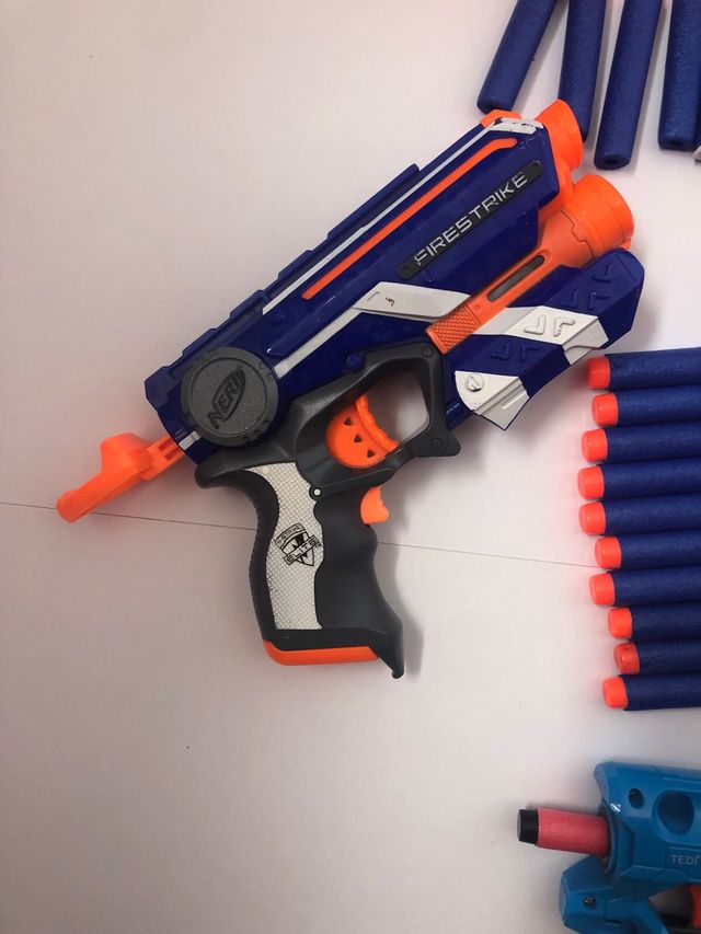 Pistolas Nerf y dardos