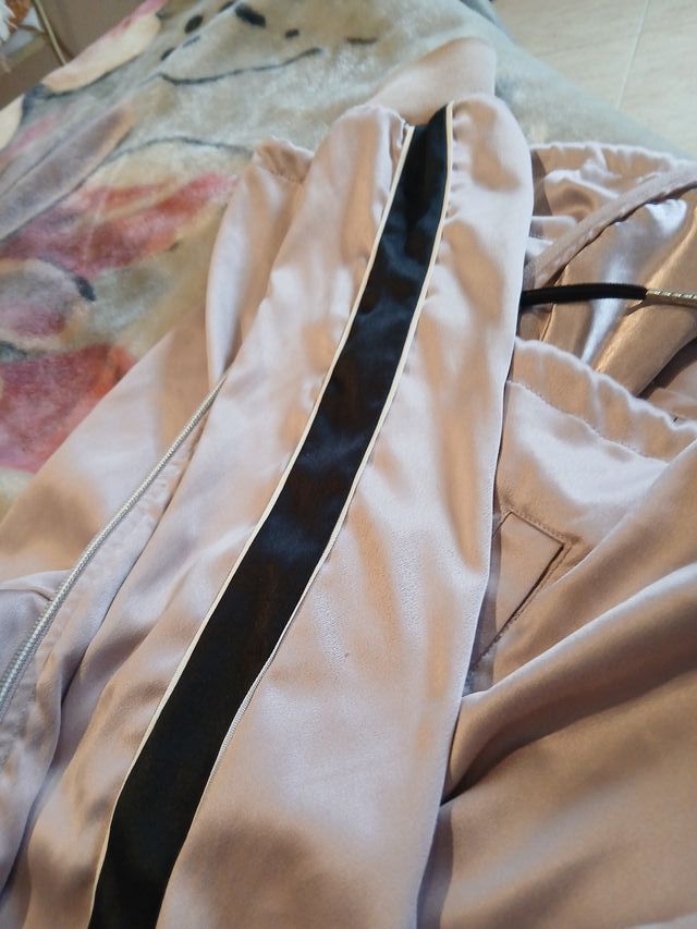 Chaqueta Beige y Negra Deportiva.Es