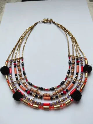Collar corto multicapa con abalorios