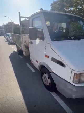 Se hacen portes con Camión plataforma con grúa