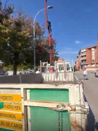 Se hacen portes con Camión plataforma con grúa