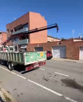 Se hacen portes con Camión plataforma con grúa