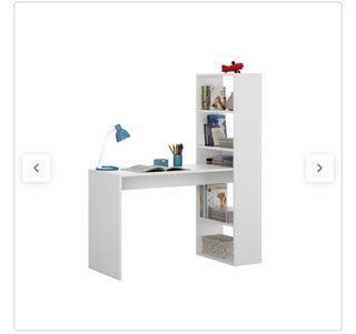 Escritorio blanco con estantería con su silla