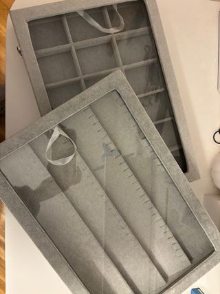 Expositores de joyas con tapa.