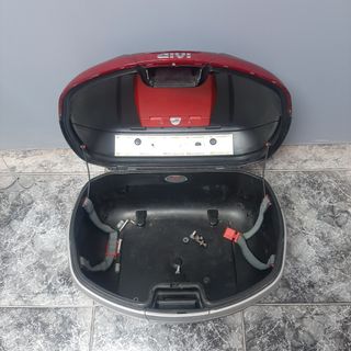 Maleta, soporte y cúpula GIVI para Yamaha TMAX 500