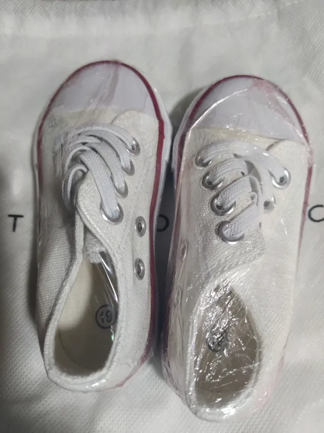 Zapatillas de bebé blancas