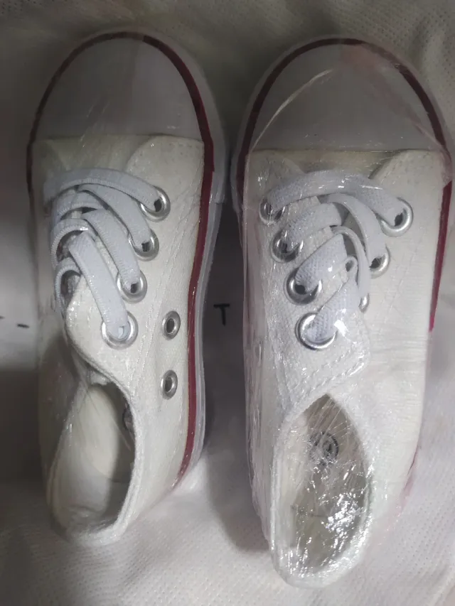 Zapatillas de bebé blancas