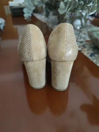 Zapatos de tacón beige y dorado talla 37