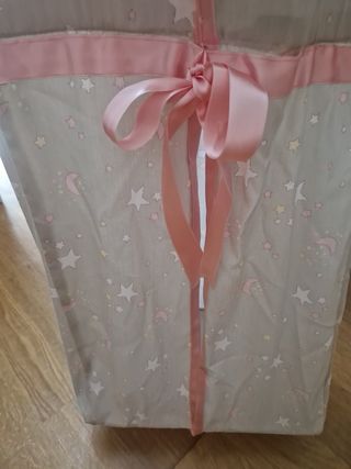 2 cortinas con pañalera y funda de cojin