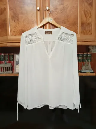 Blusa blanca con encaje