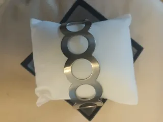 Pulsera plateada con círculos