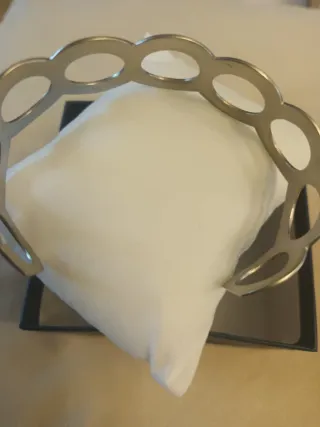 Pulsera plateada con círculos