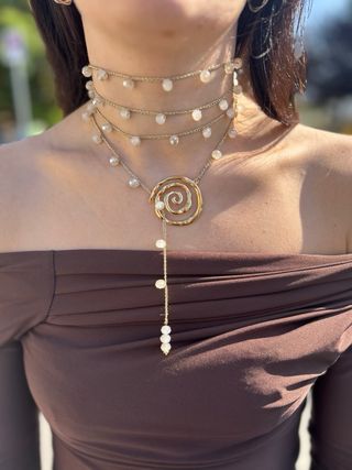 Collana fatta a mano con ciondoli  e perle