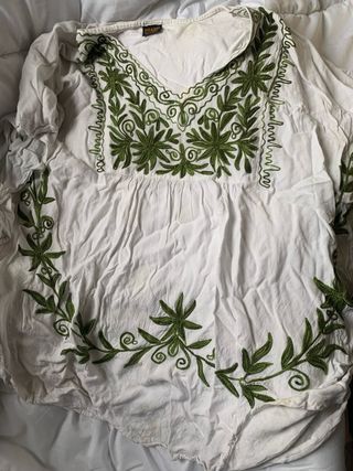 Blusa blanca con detalles bordados