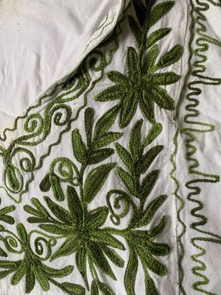 Blusa blanca con detalles bordados