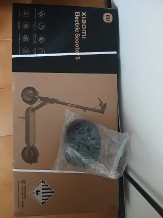 Xiaomi Electric Scooter 5 con casco