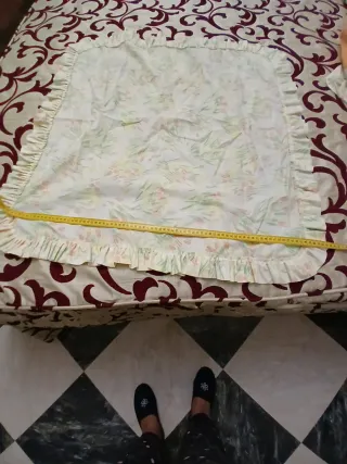 Juego cortinas y enaguas tela floral