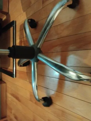 Silla giratoria de oficina negra