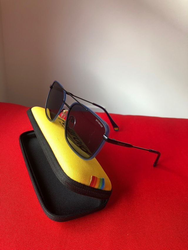 Gafas de Sol Polaroid Azules y Negras con carcasa 