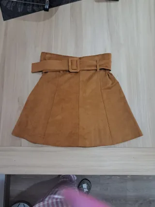 Falda marrón con cinturón