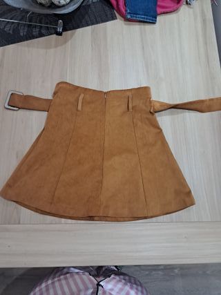 Falda marrón con cinturón