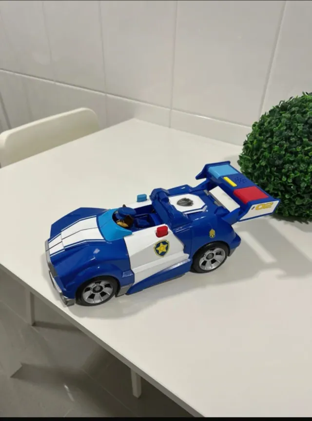 Coche de policía de juguete azul