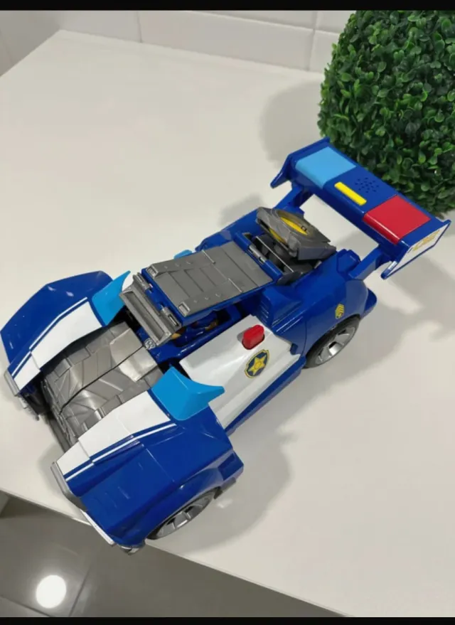 Coche de policía de juguete azul