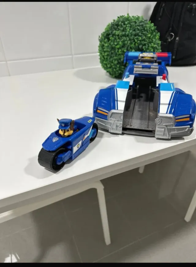 Coche de policía de juguete azul