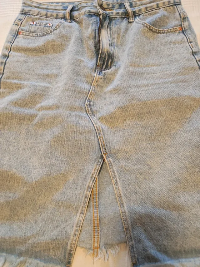 Falda vaquera desgastada con abertura
