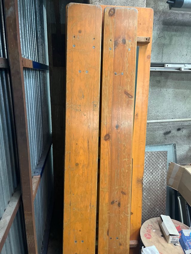 Mesa y 2 bancos madera plegables