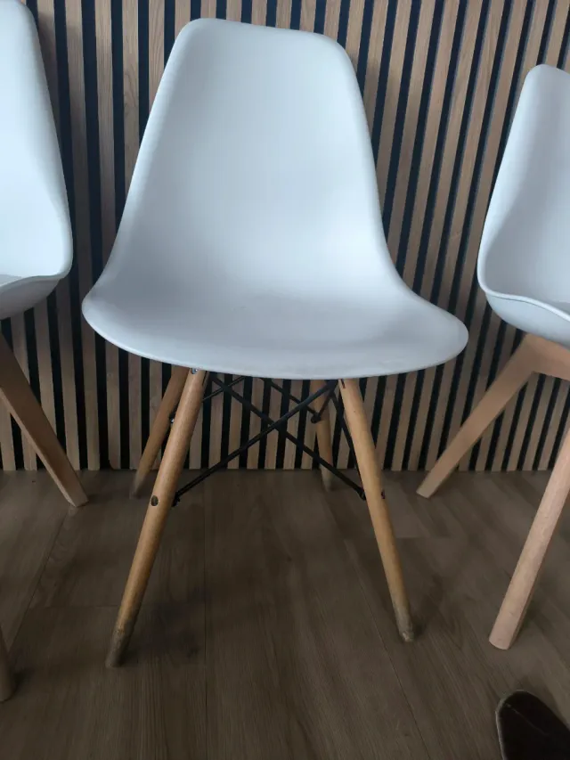Silla blanca de plástico y madera