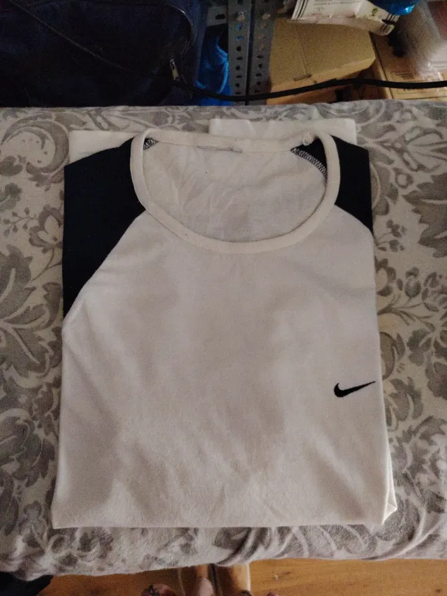 Camiseta Nike manga ranglan blanca y negra