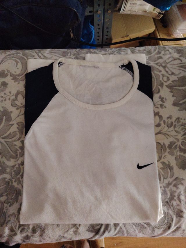 Camiseta Nike manga ranglan blanca y negra