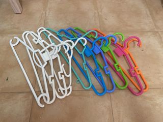 Lote 10 perchas plástico colores variados
