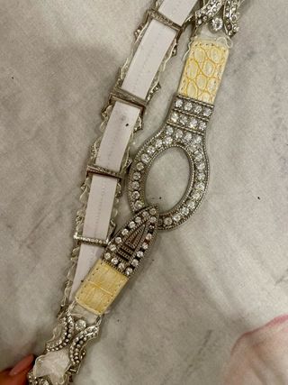 Cinturón de abalorios plateado y blanco