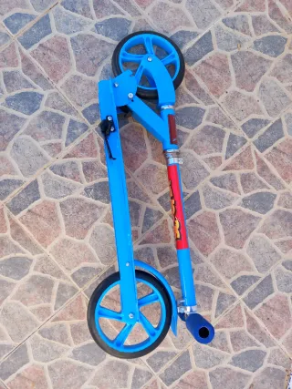 Patinete infantil azul ruedas grandes