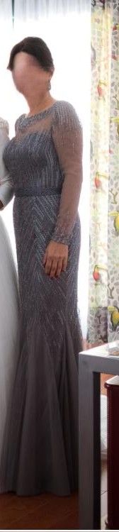 Vestido de fiesta plateado con pedrería