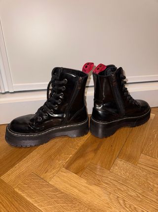 Botas militares negras con plataforma