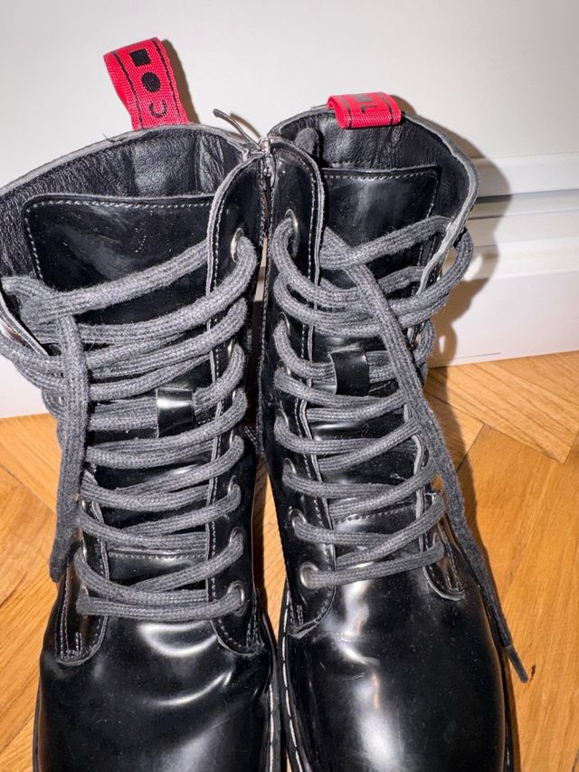 Botas militares negras con plataforma