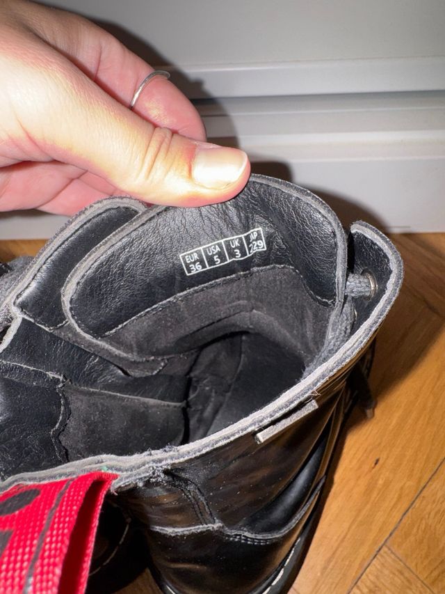 Botas militares negras con plataforma