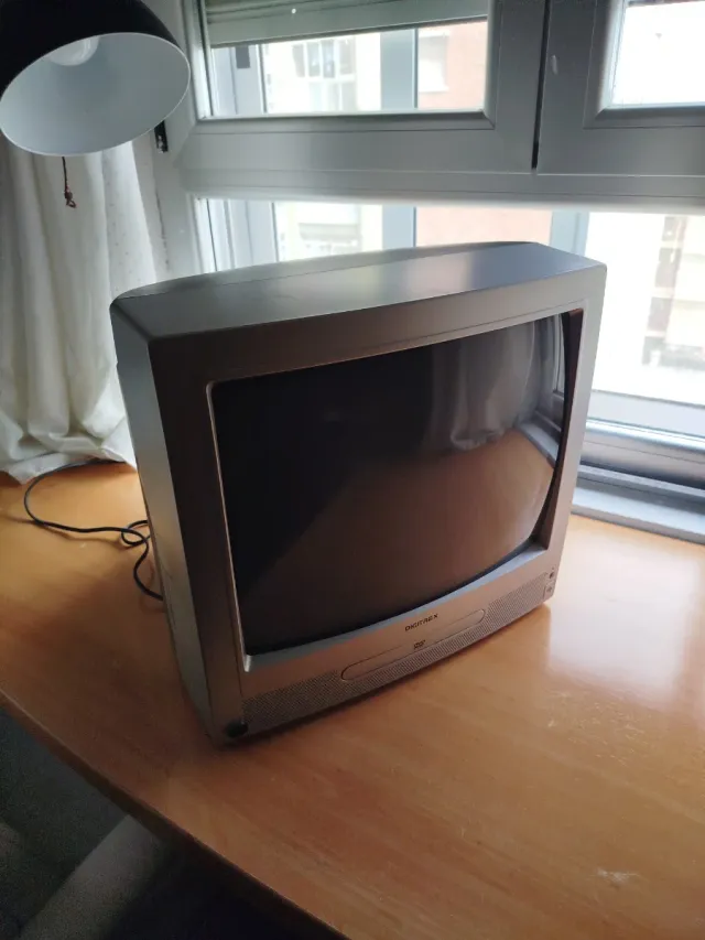 Televisor antiguo DIGITREX con DVD