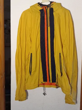 Parka o chubasquero color  amarilla 