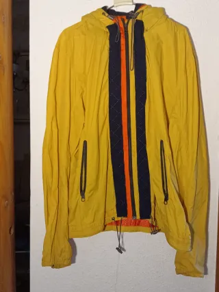 Parka o chubasquero color  amarilla 