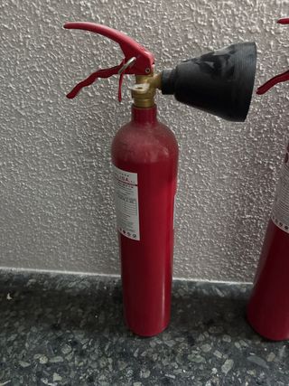 Extintor de incendios rojo hay 4