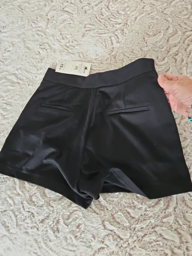 Pantaloncini neri con zip