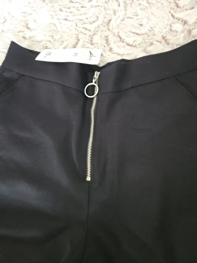 Pantaloncini neri con zip