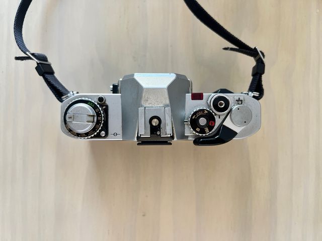 Cámara Canon AV-1 + Lente y Flash