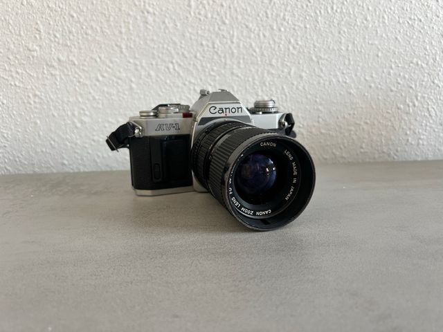 Cámara Canon AV-1 + Lente y Flash