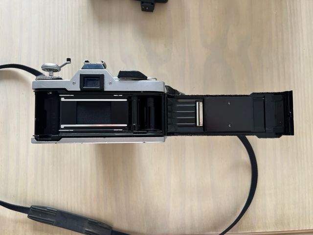 Cámara Canon AV-1 + Lente y Flash